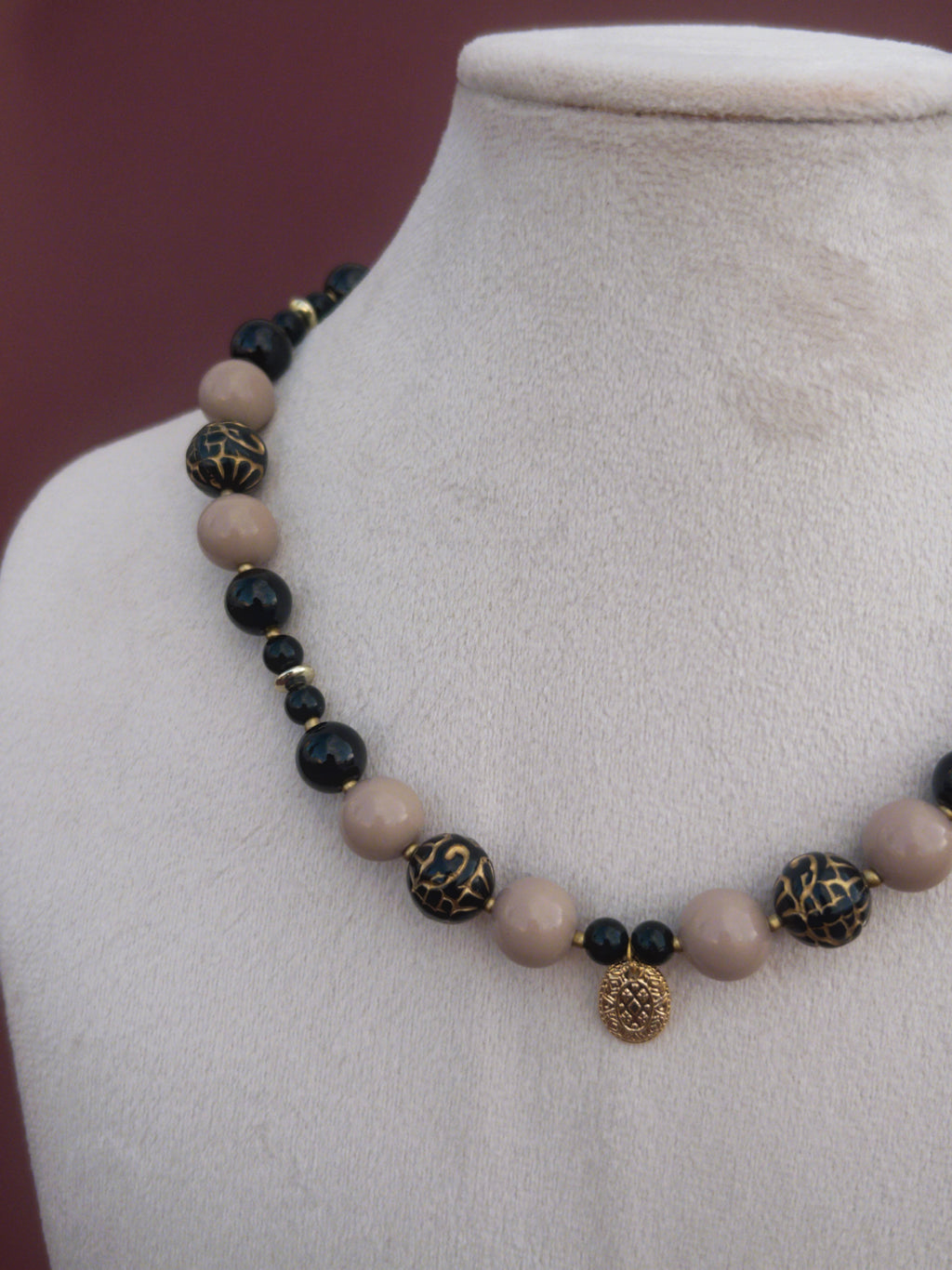 Collar Cárdeno negro-beige