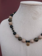 Collar Cárdeno negro-beige