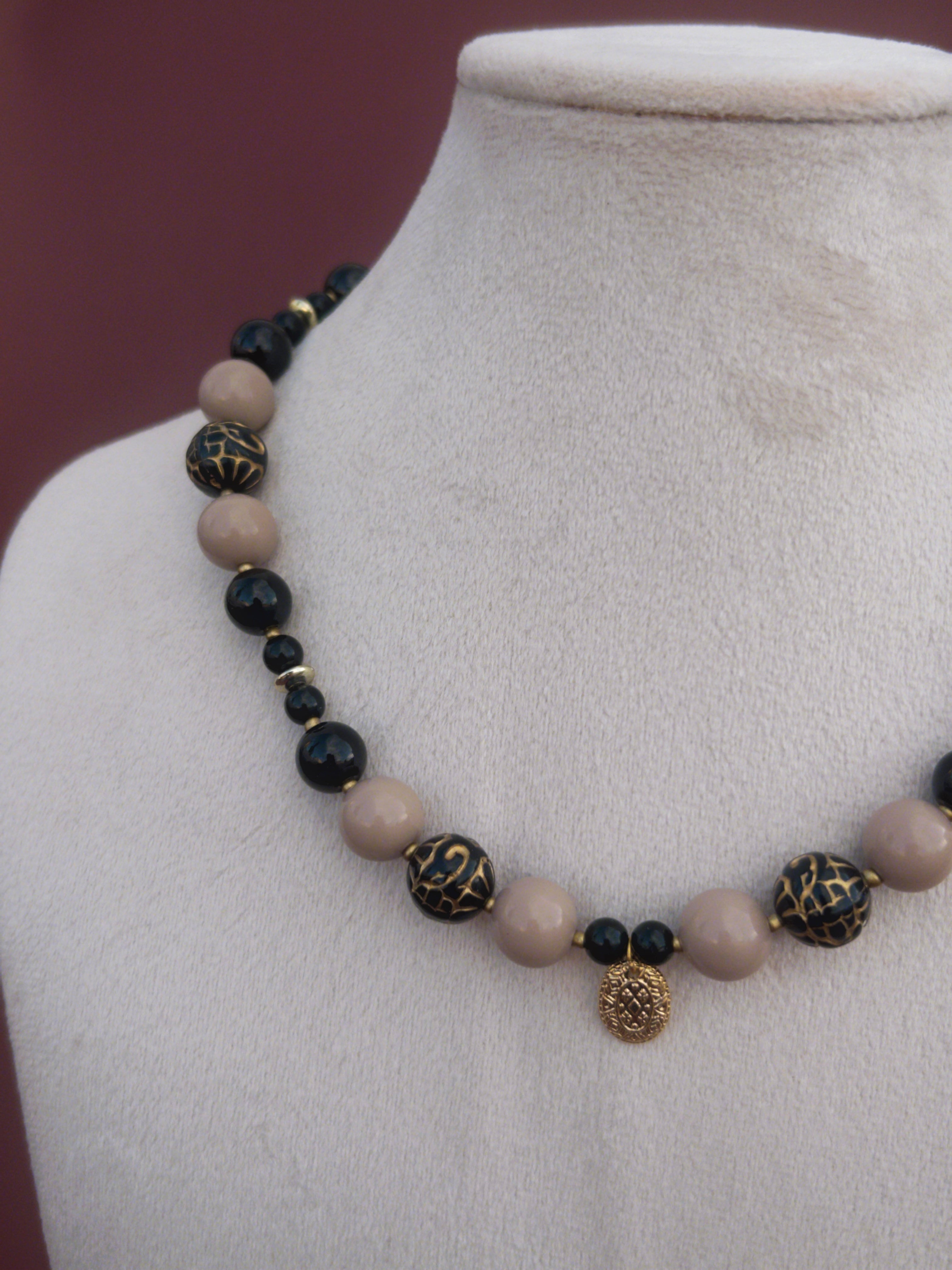 Collar Cárdeno negro-beige