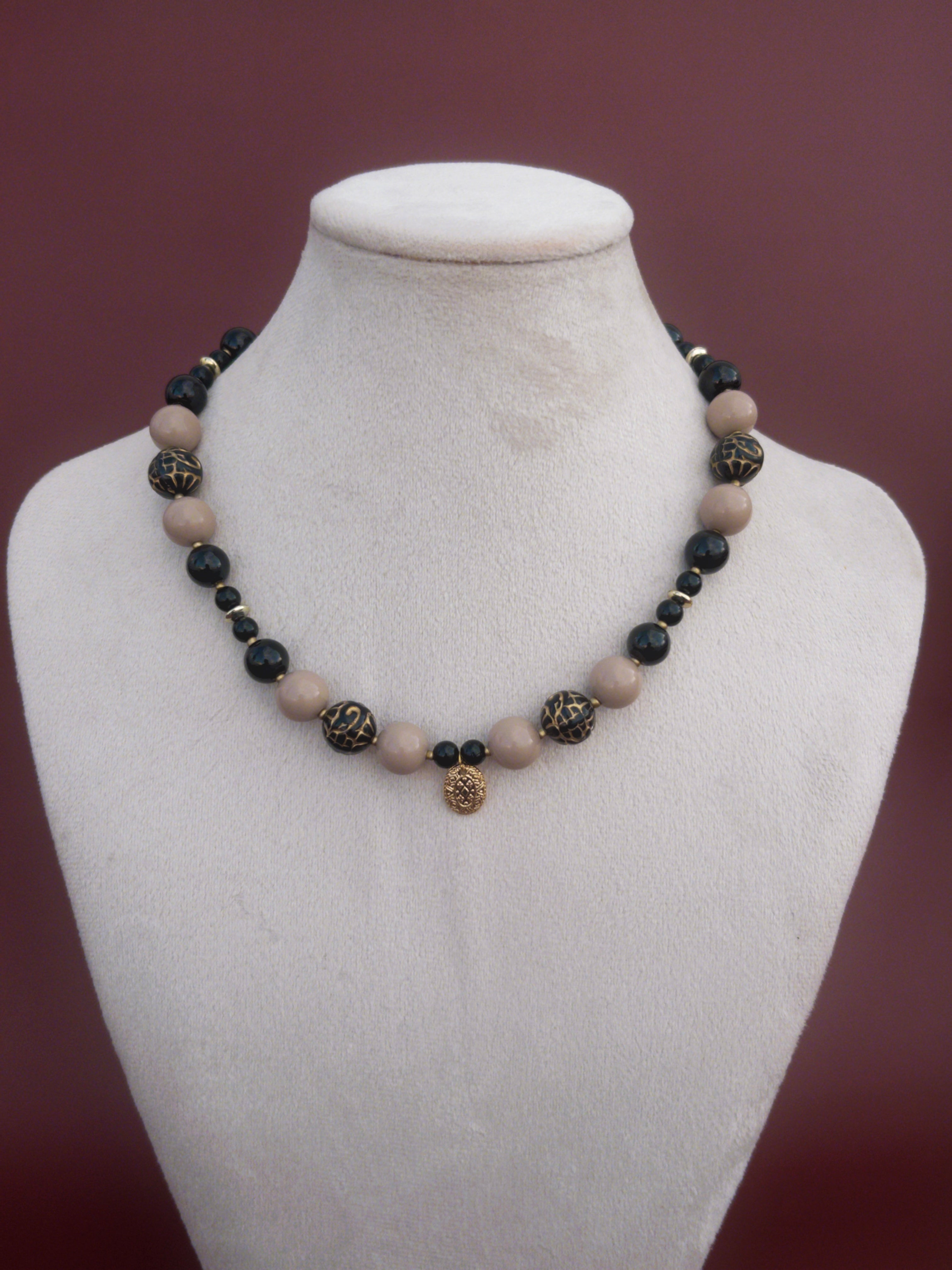 Collar Cárdeno negro-beige